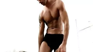 Latino Ex-Marine wichst Penis im Hotel