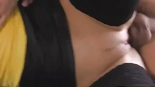 Langhaariges Luxusweib laesst die Kleider an beim ficken