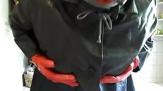 Latex Gasmask sucking ...