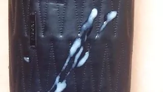 Riesiger Cumshot auf Freundin edle schwarze Handtasche