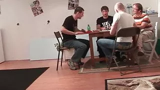 La jeune et jolie Candice prise dans un GangBang