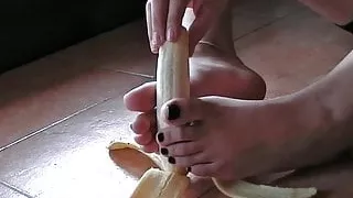 UI024-I'd like them to be your balls- FootJobs Banana