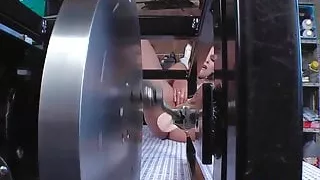 Jasmin aus Magdeburg fickt die Fickmaschine