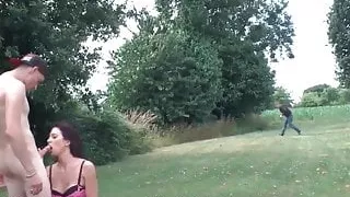 Belle petite pute suce des bites en pleine rue