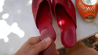 Cumshot in sexy top-heels shoes