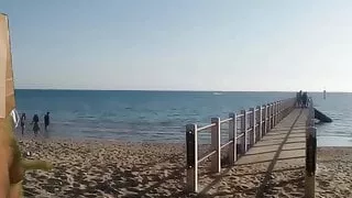 Nackter Mann wichst am öffentlichen Strand