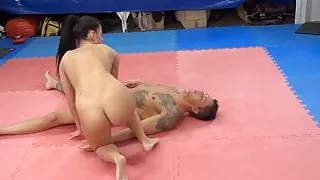 Lost between her thighs (HD wrestling)