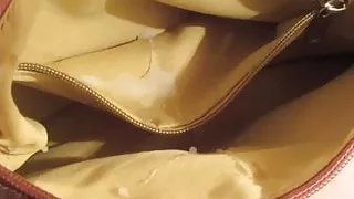 Sperma auf der Handtasche meiner Freundin