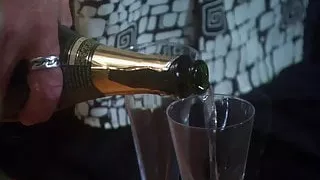 Monica melkt den Pimmel in einer Nahaufnahme mit ihrem Mund trocken