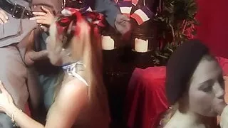 Freche Schlampen teilen sich die Spermaladung nach einer Hardcore-Orgie