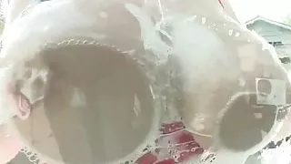 Cristal against boob, otra chichona lavando un auto