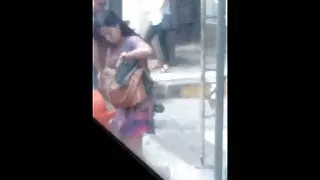 Gata entrando no busu