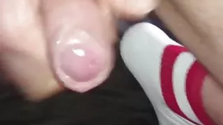 German Twink spritzt Sperma in seinen ADIDAS-Schuh