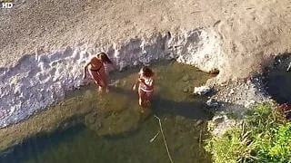 Mädchen auf der Wiese in der Schule