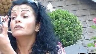 Solo Milf geniesst die Natur