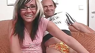 Der Opa und das junge Maedchen