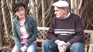 Jeune et jolie petite brunette se tape un vieux pervers