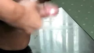 Ladyboy mit massiven Bigtits spritzt Sperma, während er mit ihrem Arsch spielt