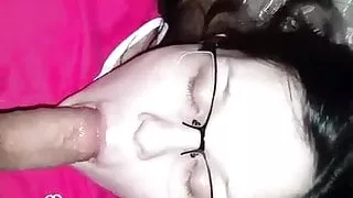 Russisches Mädchen mit Brille lutscht Schwanz und Gesichtsbehandlung