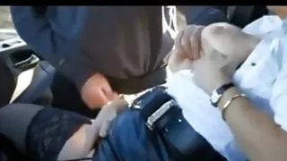 elle se montre dans sa voiture