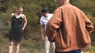 Oma im freien gefickt