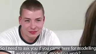 Agent wird von Neuling oral befriedigt und gefingert