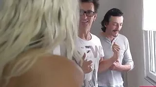 Besuch bei meiner geilen Nachbarin Julia Pink