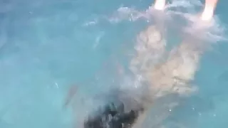 Schönes Tgirl bedeckt wirklich riesigen Schwanz mit Lotion und Sperma