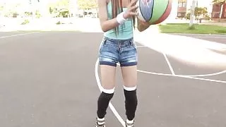 Sporty tranny toying her ass while tugging