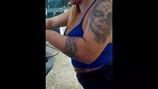 Peituda tatuada