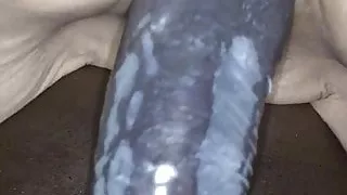 Chinesische Frau reitet auf einer BBC