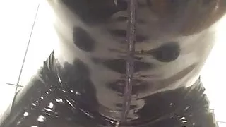 Schwarze PVC-Hose und schwarzes Latexhemd