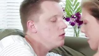 Dagfs freches Paar fickt auf der Couch