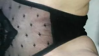 Il cornuto mi viene sulle mutandine