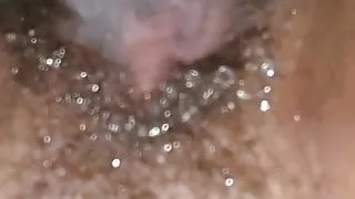 minha esposa se masturbando no chuveirinho do banheiro