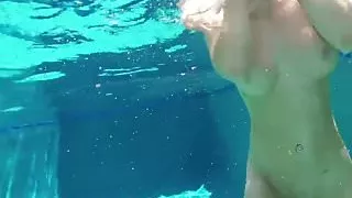 Busty blondes Alix & Cherie go skinny dipping