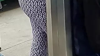 Culona esperando bus