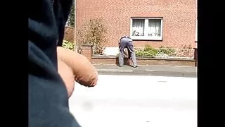 Einen arbeitenden Mann auf der Straße blitzen