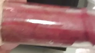 Pochender Schwanz in Penispumpe