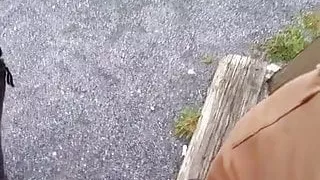 Schwarzer Schwanz, der auf meinen kleinen Penis abspritzt, der im Freien gefangen wurde