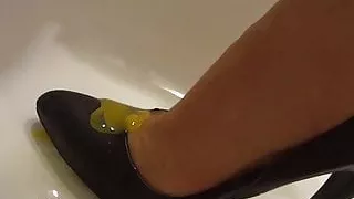 play with her High heels during her holidays (part 1)