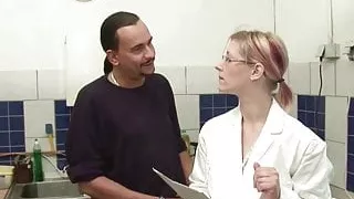 Chef fickt Azubi Teen wegen Gehalts auf Arbeit durch