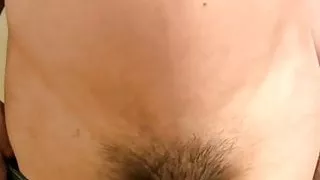 Geiler Ladyboy lutscht Schwanz und streichelt dabei ihren eigenen Schwanz