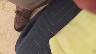 Sich bei der Arbeit im Badezimmer einen runterholen