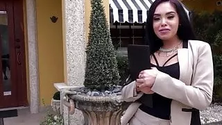 PropertySex - Vertraut aussehende Latina-Agentin fickt Kunden