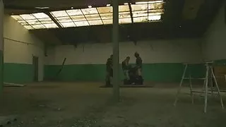 Muskulöse Jungs erforschen die Vorteile des Fickens in einer Orgie