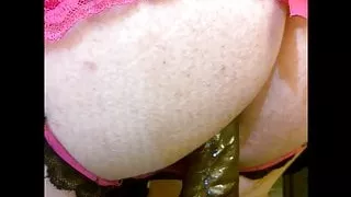 Bouncing auf schwarzem Dildo im Hotelzimmer