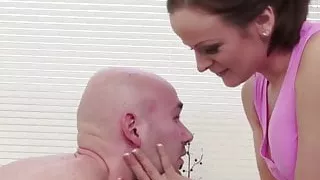 Kunde verführt Massage Mädchen zum Ficken im Salon