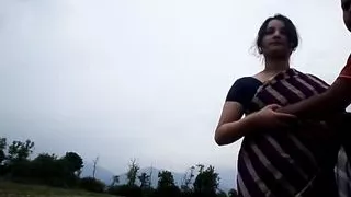 Großer Nabel Aunty Tittenpresse in Straße heiß