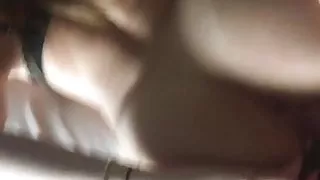 Petite chienne se prend bonne bite